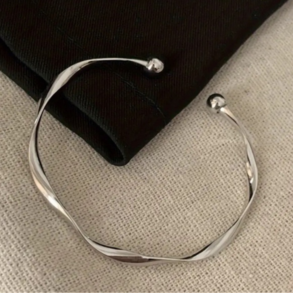 NWT! Elegant Minimalist 925 Silvery-Plated Geometric Bracelet for Women.